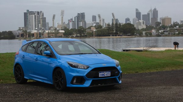 How to Optimize the Aerodynamics of a Ford Focus RS with a Rear Wing and Diffuser?